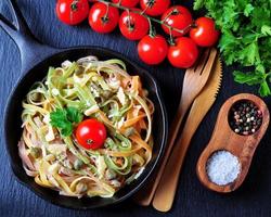 vegetarische pasta met spinazie, wortelen, bieten, kaas