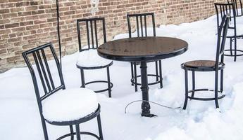 café tafels in sneeuw ansichtkaart achtergrond foto