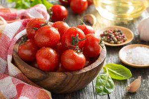 kom met verse tomaten, spinazie, kruiden en olijfolie foto