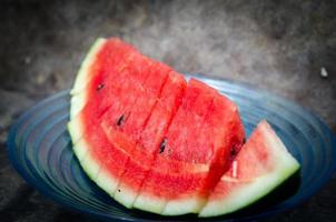 watermeloen op een houten uitstekende stijl als achtergrond