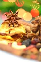 kerst specerijen, noten, koekjes en gedroogde vruchten op bokeh achtergrond