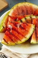 rijpe gezonde biologische gegrilde watermeloen foto