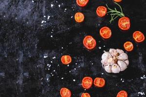 gesteunde tomaten en knoflook