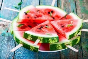 plakjes verse, sappige watermeloen op plaat close-up