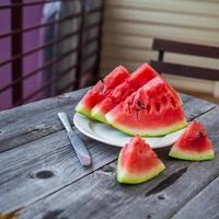 plakjes watermeloen en een mes op een plaat