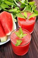 watermeloen cocktail met munt in glas en plakjes foto