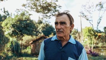 portret van de mens in de boerderij op de hemelachtergrond. foto