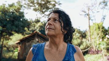 lachende Latijns-Braziliaanse vrouw in de boerderij. vreugde, positief en liefde. foto