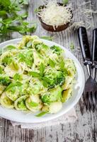 huisgemaakte pasta orecchiette met broccoli, parmezaanse kaas en basilicum foto
