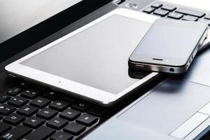 laptop, tablet en smartphone foto