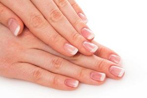 handen met french manicure foto