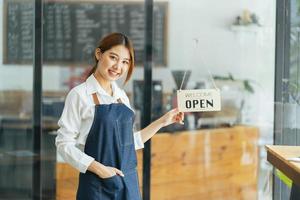 lachende serveerster of café-ondernemer ondernemer kijken naar camera foto