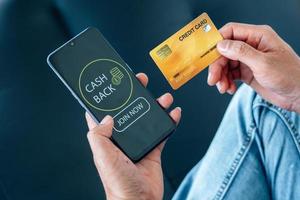 man met cashback-app op telefoon, online betalingsconcept. foto