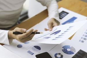 strategie analyse concept, zakenman werken financieel manager onderzoeken proces boekhouding berekenen analyseren markt grafiek data voorraad informatie review op tafel in kantoor. foto