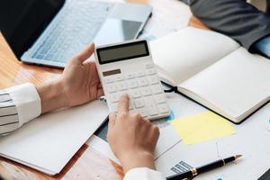 zakelijke teamvergadering tot conferentie, samenwerking bespreken werken analyseren met financiële gegevens en marketing bedrijfsstrategieproject, presentatie en brainstormen om winst te maken van het bedrijf foto