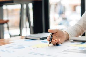 strategie analyse concept, zakenman werken financieel manager onderzoeken proces boekhouding berekenen analyseren markt grafiek data voorraad informatie review op tafel in kantoor. foto