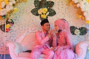 romantische Indonesische moslimbruid foto