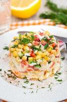 salade van verse groenten en krab met mayonaise