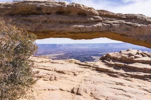 canyonlands nationaal park. Mesa Arch, canyons en La Sal Mountains