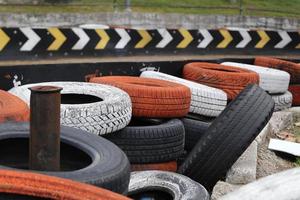 kartbaangebied kleurrijke banden leuke adrenaline foto