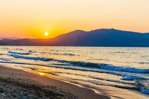 strand bij zonsondergang in dorp Kavros in Kreta, Griekenland foto