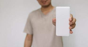 close-up man met witte powerbank. man met een bruin shirt met energiereserves. foto