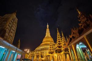 shwedagon pagode in de nacht, yangon, myanmar foto