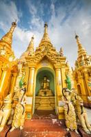 sfeer van de schemering op shwedagon pagode in yangon, myanmar foto