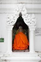 Boeddhistische monnik bidt bij Shwedagon Pagoda, in Yangon, Myanmar
