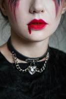 mooie jonge gotische vrouw met witte huid, rode lippen. halloween foto