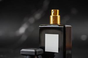 mooie parfumfles op zwarte marmeren achtergrond foto
