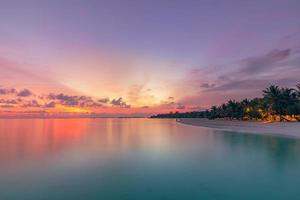 mooie tropische strandbanner. wit zand en kokospalmen reizen toerisme breed panorama concept. geweldige zonsopgang strandlandschap, lucht zonsondergang wolken, ontspannen natuur rust, inspirerende kustkust foto