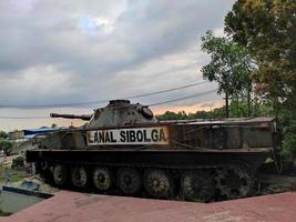 Sibolga, Indonesië, 14 januari 2022. een tank met de woorden lanal sibolga begint te roesten foto