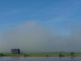 de Rijn bij wesel in de ochtend foto