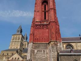 de stad maastricht aan de maas in nederland foto