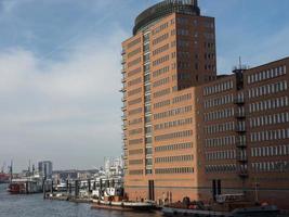 de stad hamburg aan de rivier de elbe foto