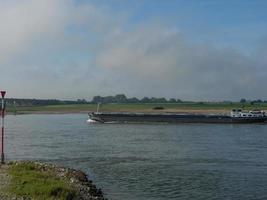 de Rijn bij wesel in de ochtend foto