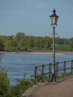 de rivier de Rijn en de stad Rees foto