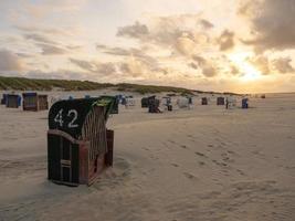 zonsondergang op het strand van juist foto