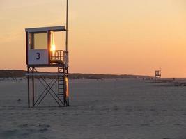 zonsondergang op het eiland juist foto