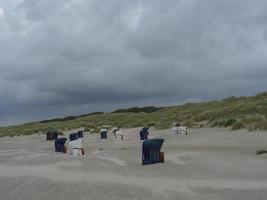 zomeravond op het strand van juist foto