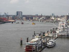 de stad hamburg aan de rivier de elbe foto