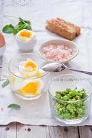 zachtgekookte eieren met toast en erwten foto