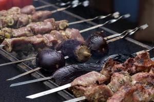Gegrilde spiesjes van vlees op de kolen, met rook. straatvoedsel.