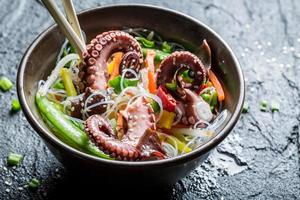 groenten met noedels en octopus