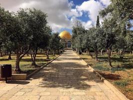 een zicht op de koepel van de rots in Jeruzalem foto