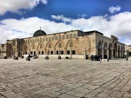 een zicht op de koepel van de rots in Jeruzalem foto