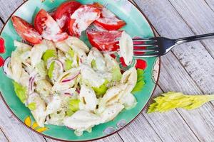 romige pastasalade met selderij en rode ui