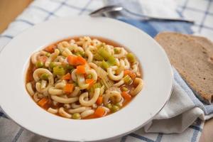 Italiaanse groente minestrone soep in een kom foto