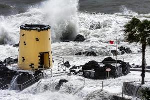 funchal, madeira, portugal, 2008. tropische storm raakt de uitkijktoren foto